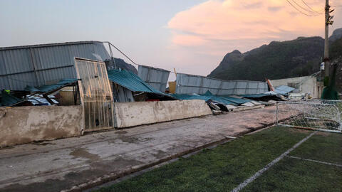 Xã Sìn Hồ: Gió lốc, mưa đá làm sập tường, tốc mái nhà của một số hộ dân