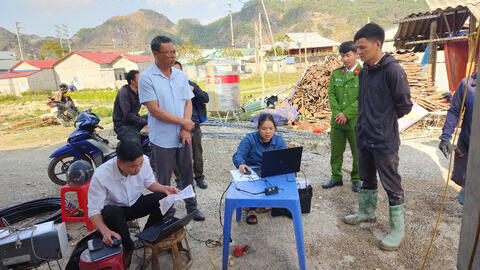 Tổ công tác của UBND xã Sìn Hồ làm việc với hộ gia đình anh Tẩn A Ngái về lĩnh vực đất đai