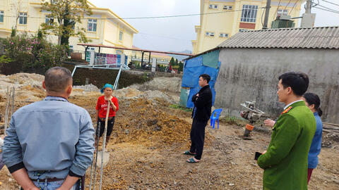 Tổ công tác của UBND xã Sìn Hồ làm việc với hộ gia đình bà Tẩn Lai Phấu về lĩnh vực đất đai