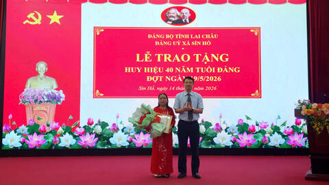 Đảng ủy xã Sìn Hồ tổ chức Lễ trao tặng huy hiệu 40 năm tuổi đảng đợt 19/5/2026