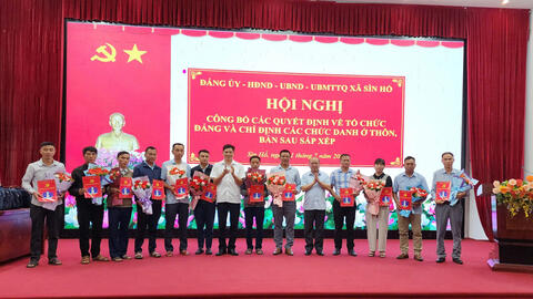 Hội nghị công bố các Quyết định về tổ chức đảng và chỉ định các chức danh ở thôn, bản sau sắp xếp