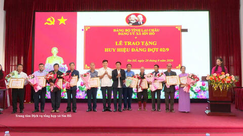 Sìn Hồ trao tặng huy hiệu đảng đợt 2/9 cho 13 đảng viên đủ 35 năm tuổi đảng và 45 năm tuổi đảng