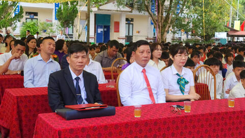 Đồng chí Lê Thanh Nguyên-Phó bí thư thường trực Đảng ủy xã Sìn Hồ dư Lễ khai giảng trực tuyến tại trường THPT Sìn Hồ