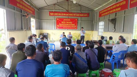 Đồng chí Bí thư đảng ủy xã Sìn Hồ Vừ A Tiến đối thoại trực tiếp với nhân dân bản Suối Sù Tổng