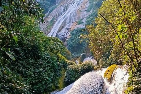 Đoàn công tác của huyện kiểm tra khảo sát dự án đường hạ tầng du lịch từ cổng trời Hoàng Hồ đến thác Nậm Lúc xã Phăng Sô Lin