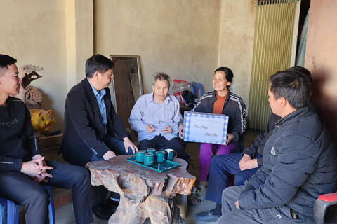 Đồng chí Giàng A Páo- Phó Chủ tịch UBND xã thăm, trao quà cho các gia đình chính sách người có công nhân dịp tết nguyên đán 2026.