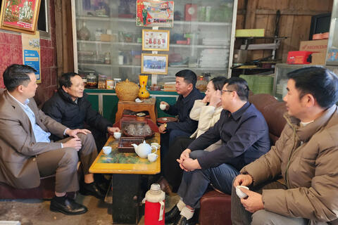 Đồng chí Phó Bí thư Thường trực Đảng ủy xã trao quà cho gia đình chính sách nhân dịp Tết Nguyên đán 2026