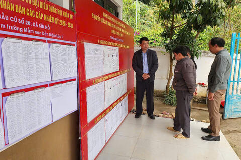 Tổ kiểm tra số 1 của Ban chỉ đạo bầu cử xã Sìn Hồ kiểm tra công tác chuẩn bị bầu cử trên địa bàn xã