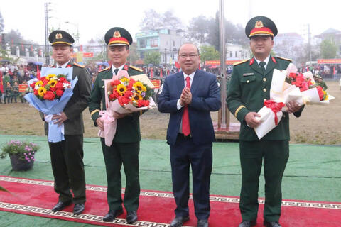 Đồng chí Vừ A Tiến- Tỉnh ủy viên, Bí thư Đảng ủy xã, Chủ tịch UBND xã  tặng hoa cho các đơn vị nhận quân tại Lễ giao nhận quân năm 2026