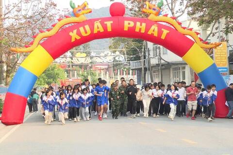 Xã Sìn Hồ tổ chức Lễ phát động Cuộc vận động “Toàn dân rèn luyện thân thể theo gương Bác Hồ vĩ đại”, “Ngày chạy Olympic vì sức khỏe toàn dân –Vì an ninh Tổ quốc”.