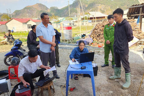 Tổ công tác của UBND xã Sìn Hồ làm việc với hộ gia đình anh Tẩn A Ngái về lĩnh vực đất đai