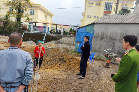 Tổ công tác của UBND xã Sìn Hồ làm việc với hộ gia đình bà Tẩn Lai Phấu về lĩnh vực đất đai