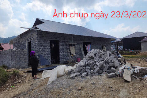 UBND xã Sìn Hồ tiếp tục tuyên truyền vận động hộ gia đình bà Tẩn Mý Thim thực hiện đúng quy định của pháp luật về đất đai