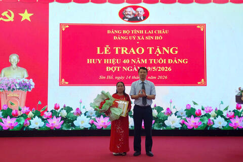 Đảng ủy xã Sìn Hồ tổ chức Lễ trao tặng huy hiệu 40 năm tuổi đảng đợt 19/5/2026