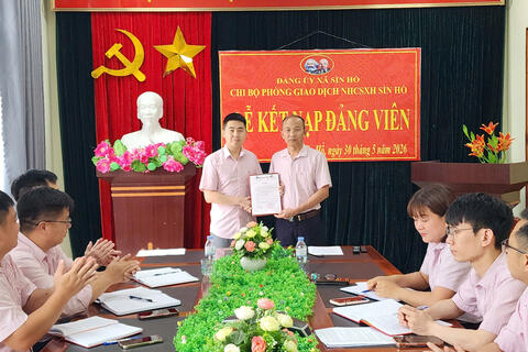 Chi bộ Phòng giao dịch Ngân hàng chính sách xã hội Sìn Hồ tổ chức Lễ kết nạp đảng viên