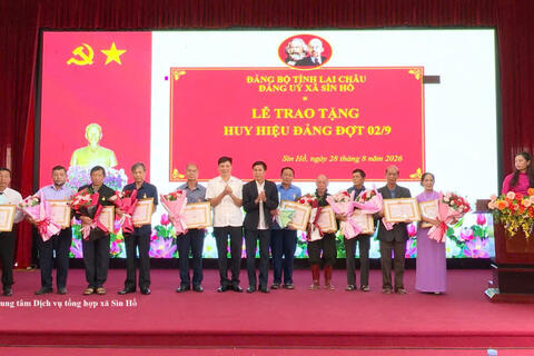 Sìn Hồ trao tặng huy hiệu đảng đợt 2/9 cho 13 đảng viên đủ 35 năm tuổi đảng và 45 năm tuổi đảng