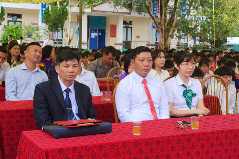 Đồng chí Lê Thanh Nguyên-Phó bí thư thường trực Đảng ủy xã Sìn Hồ dư Lễ khai giảng trực tuyến tại trường THPT Sìn Hồ