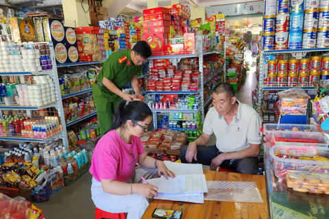 Đoàn kiểm tra liên ngành của xã Sìn Hồ kiểm tra về an toàn thực phẩm trong dịp Tết Trung thu năm 2026 tại các cửa hành kinh doanh buôn bán ở khu vực chợ Sìn Hồ