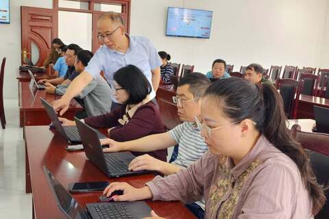 Thử nghiệm ứng dụng phòng họp không giấy tại Đảng ủy xã Sìn Hồ